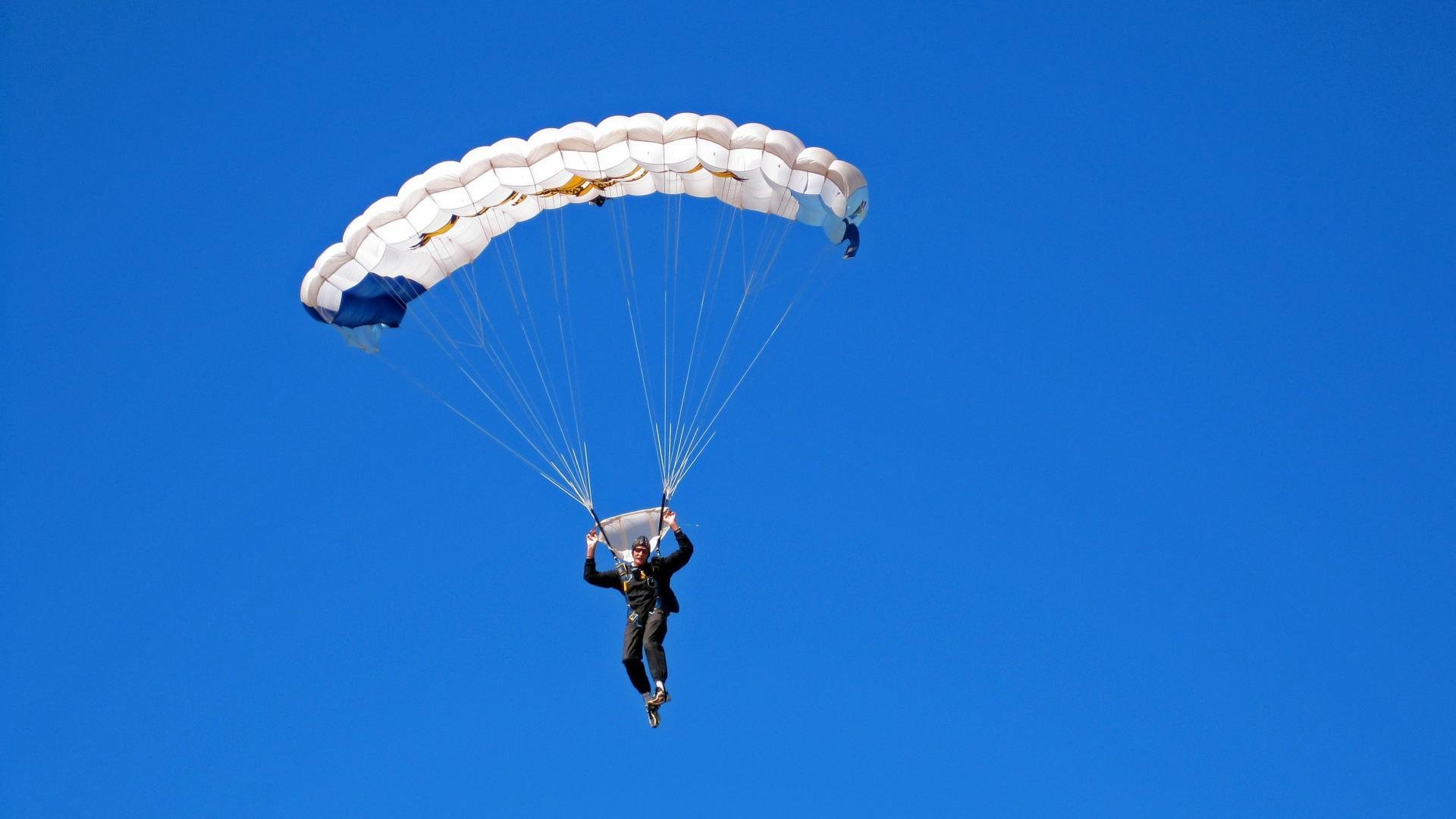 C罗在巴黎圣日耳曼比赛中惊险取胜，出色防守引发热议！